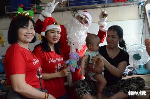Các bệnh nhi hò hét chào đón ông già Noel vác quà đến tận phòng - Ảnh 5. Các bệnh nhi hò hét chào đón ông già Noel vác quà đến tận phòng - Ảnh 5.
