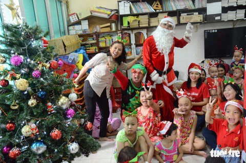 Các bệnh nhi hò hét chào đón ông già Noel vác quà đến tận phòng - Ảnh 1. Các bệnh nhi hò hét chào đón ông già Noel vác quà đến tận phòng - Ảnh 1.