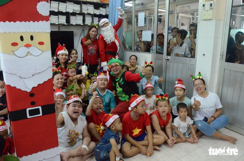 Các bệnh nhi hò hét chào đón ông già Noel vác quà đến tận phòng - Ảnh 8. Các bệnh nhi hò hét chào đón ông già Noel vác quà đến tận phòng - Ảnh 8.