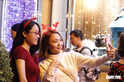 Rực rỡ ánh sáng khắp mọi miền mừng Giáng sinh - Ảnh 15. Rực rỡ ánh sáng khắp mọi miền mừng Giáng sinh - Ảnh 15.