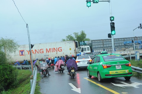 Cao tốc Đà Nẵng - Quảng Ngãi tê liệt vì tai nạn giao thông - Ảnh 2. Cao tốc Đà Nẵng - Quảng Ngãi tê liệt vì tai nạn giao thông - Ảnh 2.