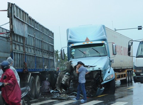 Cao tốc Đà Nẵng - Quảng Ngãi tê liệt vì tai nạn giao thông - Ảnh 3. Cao tốc Đà Nẵng - Quảng Ngãi tê liệt vì tai nạn giao thông - Ảnh 3.