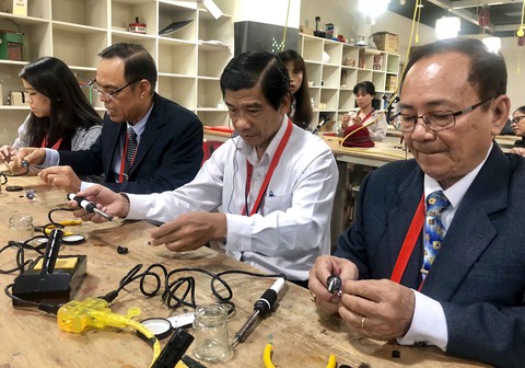 Hiệu trưởng học... trải nghiệm sáng tạo - Ảnh 1. Hiệu trưởng học... trải nghiệm sáng tạo - Ảnh 1.