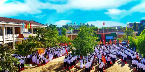 Học sinh đánh thầy nhập viện do bị nhắc trong giờ chào cờ - Ảnh 1. Học sinh đánh thầy nhập viện do bị nhắc trong giờ chào cờ - Ảnh 1.