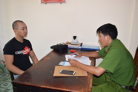 Bắt quả tang 2 thanh niên mang sơn, mắm tôm, vàng mã đi đòi nợ - Ảnh 2. Bắt quả tang 2 thanh niên mang sơn, mắm tôm, vàng mã đi đòi nợ - Ảnh 2.