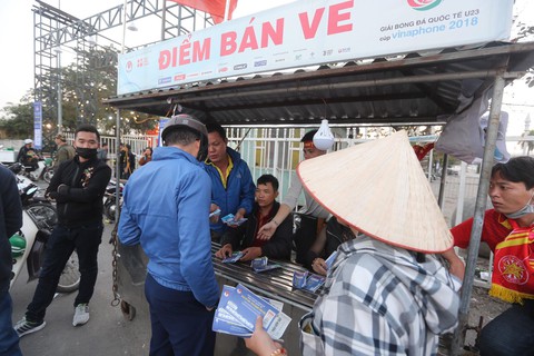 Quầy vé dỏm bán vé trận VN - Triều Tiên ngay trước sân Mỹ Đình - Ảnh 1. Quầy vé dỏm bán vé trận VN - Triều Tiên ngay trước sân Mỹ Đình - Ảnh 1.
