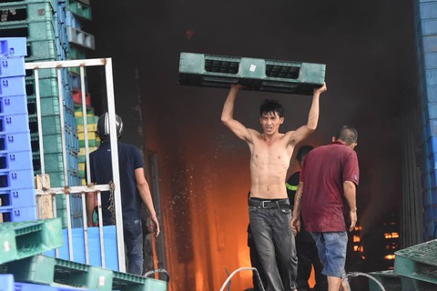Cháy lớn ở xưởng kinh doanh pallet gỗ gần ngã tư Vũng Tàu - Ảnh 8. Cháy lớn ở xưởng kinh doanh pallet gỗ gần ngã tư Vũng Tàu - Ảnh 8.