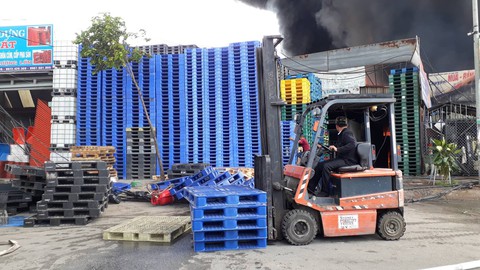 Cháy lớn ở xưởng kinh doanh pallet gỗ gần ngã tư Vũng Tàu - Ảnh 4. Cháy lớn ở xưởng kinh doanh pallet gỗ gần ngã tư Vũng Tàu - Ảnh 4.
