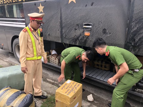 Đà Nẵng kiểm tra ma túy tài xế các loại xe - Ảnh 1. Đà Nẵng kiểm tra ma túy tài xế các loại xe - Ảnh 1.