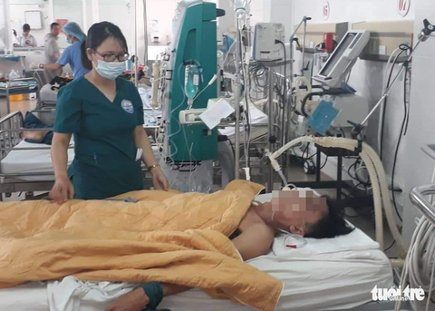 Trưởng trạm y tế nhập viện vì ngộ độc sau khi uống rượu - Ảnh 1. Trưởng trạm y tế nhập viện vì ngộ độc sau khi uống rượu - Ảnh 1.