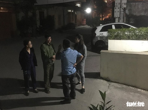Bé trai 3 tuổi xuống sân chung cư chơi bị gạch rơi trúng tử vong - Ảnh 3. Bé trai 3 tuổi xuống sân chung cư chơi bị gạch rơi trúng tử vong - Ảnh 3.