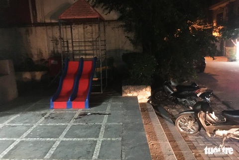 Bé trai 3 tuổi xuống sân chung cư chơi bị gạch rơi trúng tử vong - Ảnh 4. Bé trai 3 tuổi xuống sân chung cư chơi bị gạch rơi trúng tử vong - Ảnh 4.
