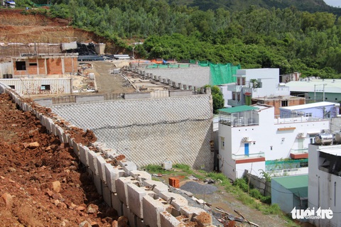 Rút giấy phép dự án Đồi Xanh nếu chủ đầu tư không phá tường thành 12m - Ảnh 1. Rút giấy phép dự án Đồi Xanh nếu chủ đầu tư không phá tường thành 12m - Ảnh 1.
