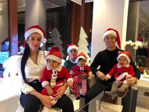 Ronaldo, Harry Kane, Lewandowski,... làm gì trong đêm Noel? - Ảnh 1. Ronaldo, Harry Kane, Lewandowski,... làm gì trong đêm Noel? - Ảnh 1.