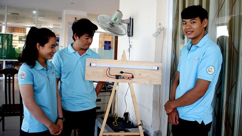 Sinh viên chế thiết bị bật tắt đèn bằng giọng nói - Ảnh 1. Sinh viên chế thiết bị bật tắt đèn bằng giọng nói - Ảnh 1.