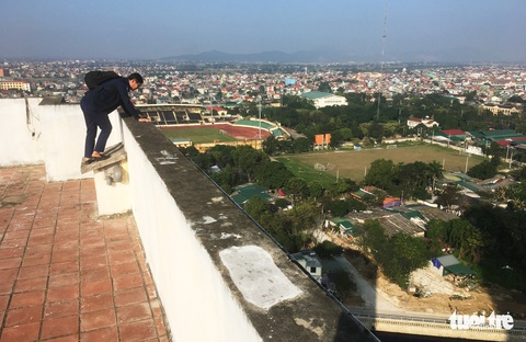 Nghi vấn có người làm rơi gạch khiến bé trai tử vong ở chung cư - Ảnh 2. Nghi vấn có người làm rơi gạch khiến bé trai tử vong ở chung cư - Ảnh 2.