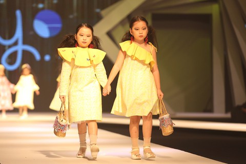Chọn váy xinh diện Tết cho bé từ Tuần lễ thời trang trẻ em châu Á - Ảnh 7. Chọn váy xinh diện Tết cho bé từ Tuần lễ thời trang trẻ em châu Á - Ảnh 7.