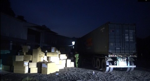 Triệt phá băng nhóm rút ruột hàng hiệu từ container xuất khẩu - Ảnh 2. Triệt phá băng nhóm rút ruột hàng hiệu từ container xuất khẩu - Ảnh 2.