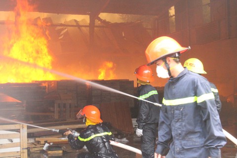 Tường đổ sập trong vụ hỏa hoạn công ty gỗ rộng hàng ngàn m2 - Ảnh 1. Tường đổ sập trong vụ hỏa hoạn công ty gỗ rộng hàng ngàn m2 - Ảnh 1.