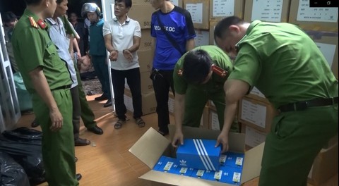 Triệt phá băng nhóm rút ruột hàng hiệu từ container xuất khẩu - Ảnh 1. Triệt phá băng nhóm rút ruột hàng hiệu từ container xuất khẩu - Ảnh 1.