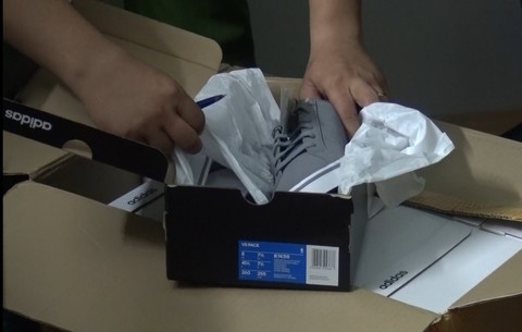 Triệt phá băng nhóm rút ruột hàng hiệu từ container xuất khẩu - Ảnh 3. Triệt phá băng nhóm rút ruột hàng hiệu từ container xuất khẩu - Ảnh 3.