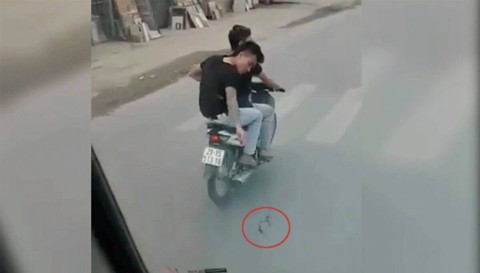 Công an xác minh vụ 2 thanh niên nghi rải đinh trước đầu ôtô - Ảnh 2. Công an xác minh vụ 2 thanh niên nghi rải đinh trước đầu ôtô - Ảnh 2.