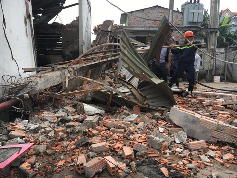 Tường đổ sập trong vụ hỏa hoạn công ty gỗ rộng hàng ngàn m2 - Ảnh 4. Tường đổ sập trong vụ hỏa hoạn công ty gỗ rộng hàng ngàn m2 - Ảnh 4.