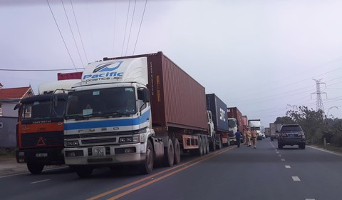 Quốc lộ 18 ùn tắc kéo dài vì tài xế phản đối trạm BOT Phả Lại - Ảnh 4. Quốc lộ 18 ùn tắc kéo dài vì tài xế phản đối trạm BOT Phả Lại - Ảnh 4.