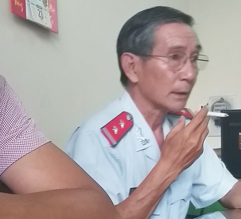Chánh thanh tra sở vừa hút thuốc vừa từ chối đơn khiếu nại - Ảnh 2. Chánh thanh tra sở vừa hút thuốc vừa từ chối đơn khiếu nại - Ảnh 2.
