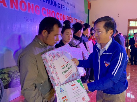 Trao vốn Tiếp sức nhà nông cho con đến trường tại Sơn La - Ảnh 1. Trao vốn Tiếp sức nhà nông cho con đến trường tại Sơn La - Ảnh 1.