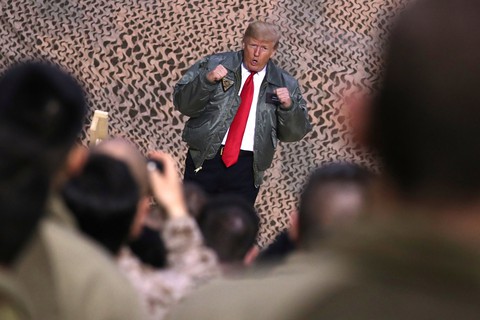 Ông Trump bất ngờ bay xuyên đêm thăm binh sĩ Mỹ ở Iraq - Ảnh 1. Ông Trump bất ngờ bay xuyên đêm thăm binh sĩ Mỹ ở Iraq - Ảnh 1.