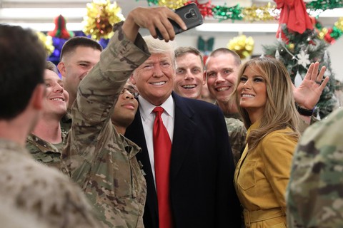Ông Trump bất ngờ bay xuyên đêm thăm binh sĩ Mỹ ở Iraq - Ảnh 2. Ông Trump bất ngờ bay xuyên đêm thăm binh sĩ Mỹ ở Iraq - Ảnh 2.