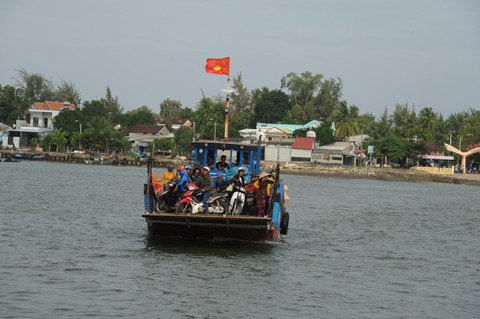 Phà hư sửa 2 tháng chưa xong, dân xã đảo lao đao - Ảnh 2. Phà hư sửa 2 tháng chưa xong, dân xã đảo lao đao - Ảnh 2.