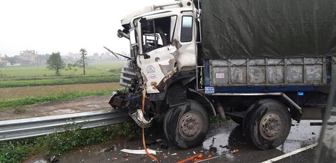 2 tai nạn liên tiếp, cao tốc Pháp Vân - Cầu Giẽ kẹt cứng - Ảnh 2. 2 tai nạn liên tiếp, cao tốc Pháp Vân - Cầu Giẽ kẹt cứng - Ảnh 2.