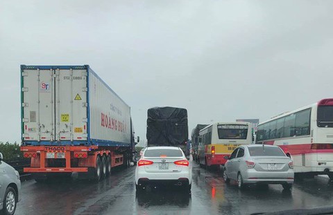 2 tai nạn liên tiếp, cao tốc Pháp Vân - Cầu Giẽ kẹt cứng - Ảnh 4. 2 tai nạn liên tiếp, cao tốc Pháp Vân - Cầu Giẽ kẹt cứng - Ảnh 4.