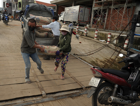 Phà hư sửa 2 tháng chưa xong, dân xã đảo lao đao - Ảnh 4. Phà hư sửa 2 tháng chưa xong, dân xã đảo lao đao - Ảnh 4.