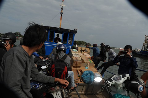 Phà hư sửa 2 tháng chưa xong, dân xã đảo lao đao - Ảnh 5. Phà hư sửa 2 tháng chưa xong, dân xã đảo lao đao - Ảnh 5.
