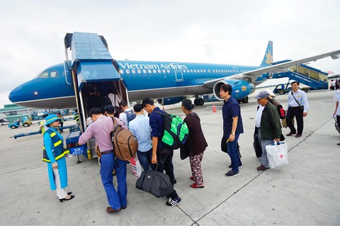 Thích chen ngang không xếp hàng, họ làm càn vì nhiều người im lặng - Ảnh 1. Thích chen ngang không xếp hàng, họ làm càn vì nhiều người im lặng - Ảnh 1.