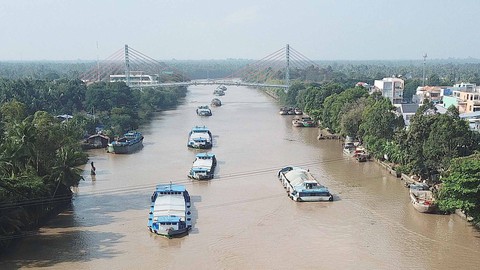 Giá xăng dầu giảm mạnh, cước vận tải tăng - Ảnh 1. Giá xăng dầu giảm mạnh, cước vận tải tăng - Ảnh 1.