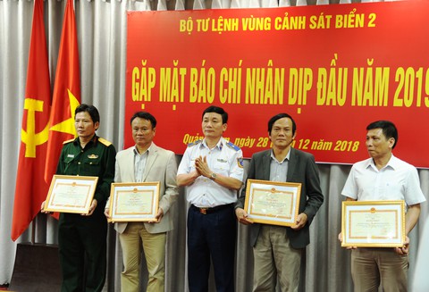 Phóng viên Tuổi Trẻ nhận giấy khen của cảnh sát biển Việt Nam - Ảnh 1. Phóng viên Tuổi Trẻ nhận giấy khen của cảnh sát biển Việt Nam - Ảnh 1.