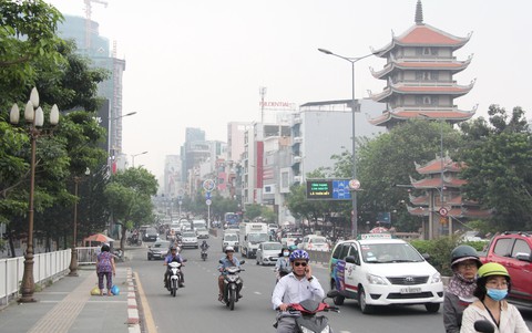 TP.HCM sáng đến trưa trời vẫn âm u, tại sao? - Ảnh 5. TP.HCM sáng đến trưa trời vẫn âm u, tại sao? - Ảnh 5.