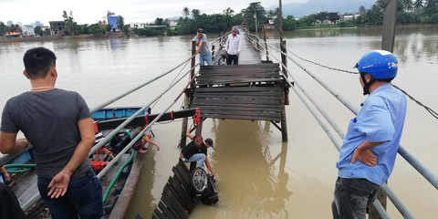 Cầu sập ở Khánh Hòa, 3 người rơi xuống sông - Ảnh 1. Cầu sập ở Khánh Hòa, 3 người rơi xuống sông - Ảnh 1.