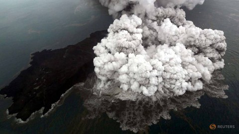 Indonesia áp đặt vùng cấm bay quanh núi lửa Krakatau - Ảnh 1. Indonesia áp đặt vùng cấm bay quanh núi lửa Krakatau - Ảnh 1.