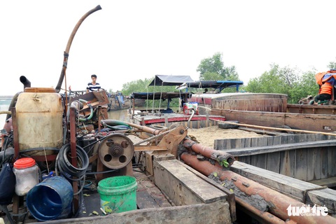 Vây bắt 11 thuyền bơm hút cát trái phép trên sông Đồng Nai - Ảnh 1. Vây bắt 11 thuyền bơm hút cát trái phép trên sông Đồng Nai - Ảnh 1.