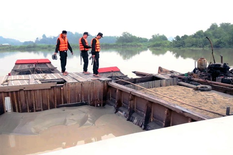 Vây bắt 11 thuyền bơm hút cát trái phép trên sông Đồng Nai - Ảnh 2. Vây bắt 11 thuyền bơm hút cát trái phép trên sông Đồng Nai - Ảnh 2.