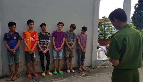 6 thanh, thiếu niên bị tạm giữ vì ném đá xe tải chiếu đèn pha - Ảnh 1. 6 thanh, thiếu niên bị tạm giữ vì ném đá xe tải chiếu đèn pha - Ảnh 1.
