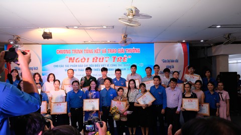 Báo Tuổi Trẻ đoạt 10 giải thưởng Ngòi bút trẻ 2018 - Ảnh 1. Báo Tuổi Trẻ đoạt 10 giải thưởng Ngòi bút trẻ 2018 - Ảnh 1.
