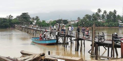 Cầu sập ở Khánh Hòa, 3 người rơi xuống sông - Ảnh 2. Cầu sập ở Khánh Hòa, 3 người rơi xuống sông - Ảnh 2.