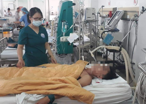 Một trong ba nạn nhân nhập viện vì ngộ độc rượu đã tử vong - Ảnh 1. Một trong ba nạn nhân nhập viện vì ngộ độc rượu đã tử vong - Ảnh 1.