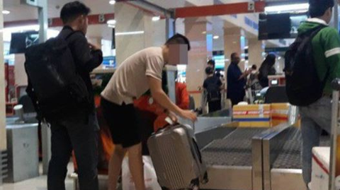 Chuyện người đàn ông thơm phức nước hoa ở sân bay Tân Sơn Nhất - Ảnh 2. Chuyện người đàn ông thơm phức nước hoa ở sân bay Tân Sơn Nhất - Ảnh 2.